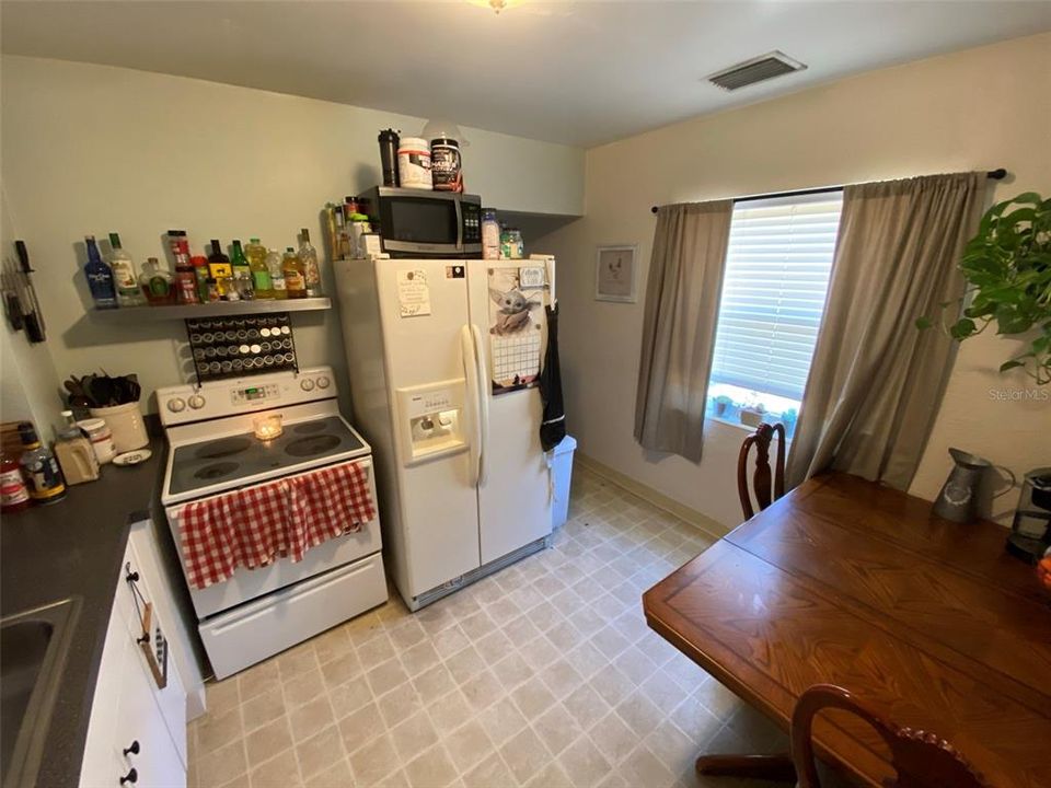 For Sale: $345,500 (2 beds, 1 baths, 930 Square Feet)