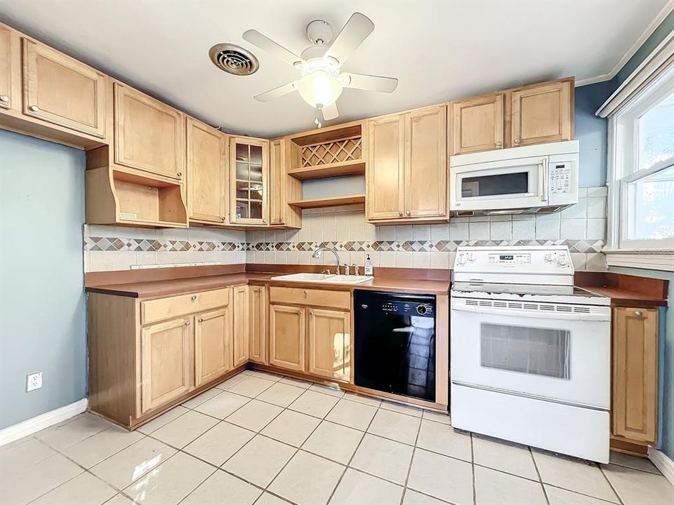 For Sale: $410,000 (2 beds, 1 baths, 850 Square Feet)