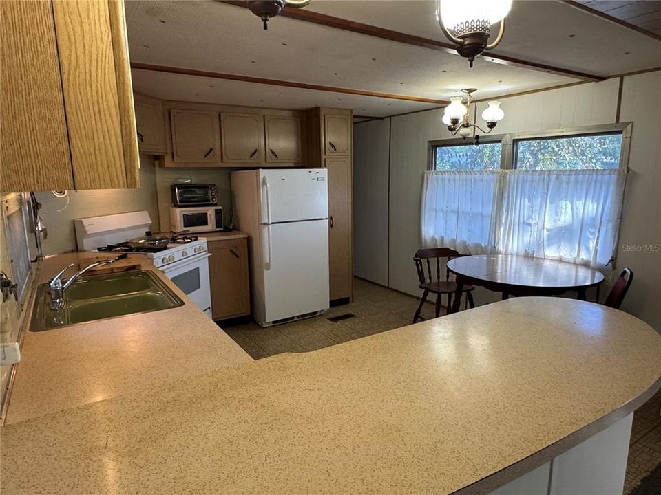 Active With Contract: $65,000 (2 beds, 1 baths, 936 Square Feet)