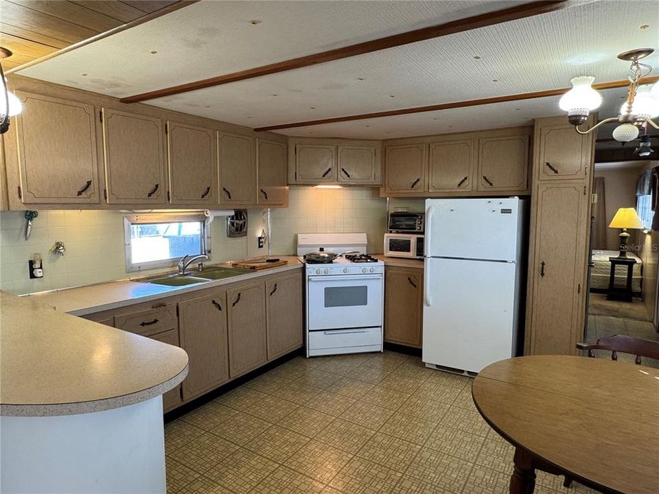 Active With Contract: $65,000 (2 beds, 1 baths, 936 Square Feet)