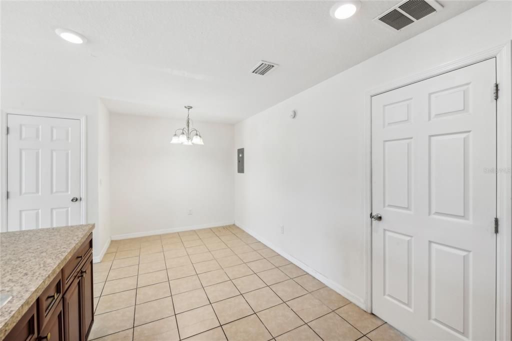 For Rent: $1,900 (3 beds, 2 baths, 1213 Square Feet)