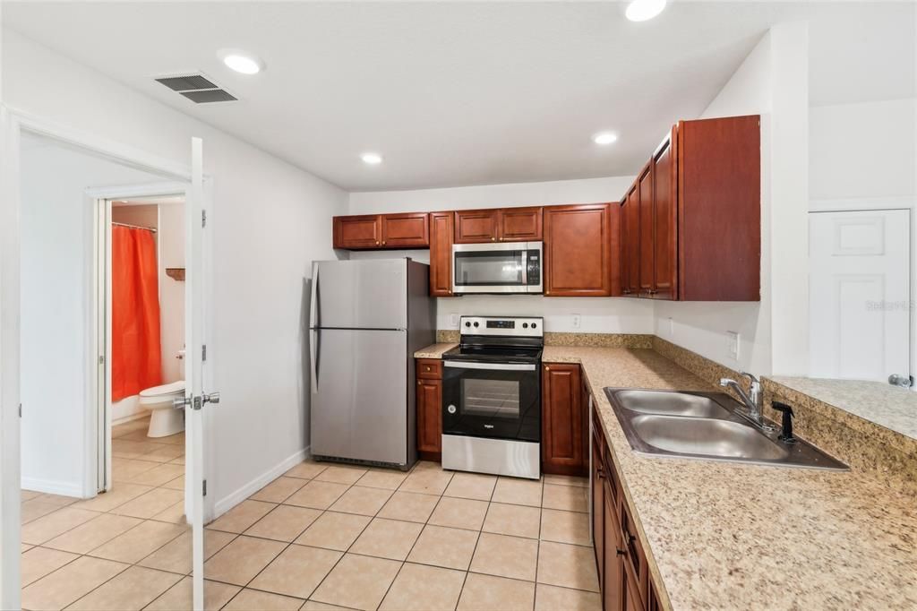 For Rent: $1,900 (3 beds, 2 baths, 1213 Square Feet)