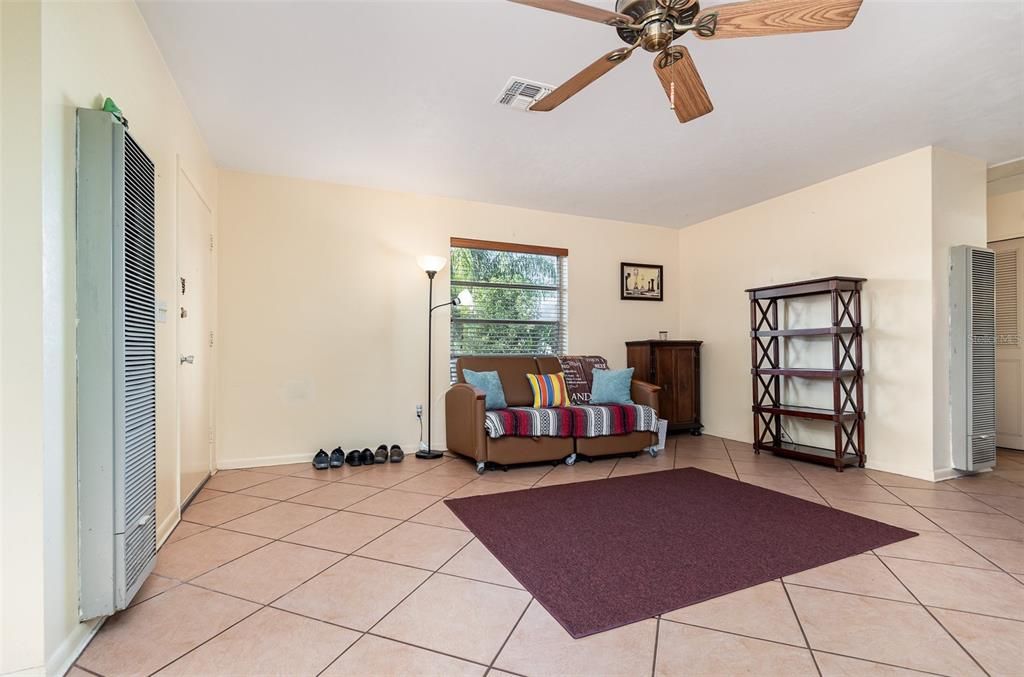 For Sale: $225,000 (2 beds, 1 baths, 880 Square Feet)