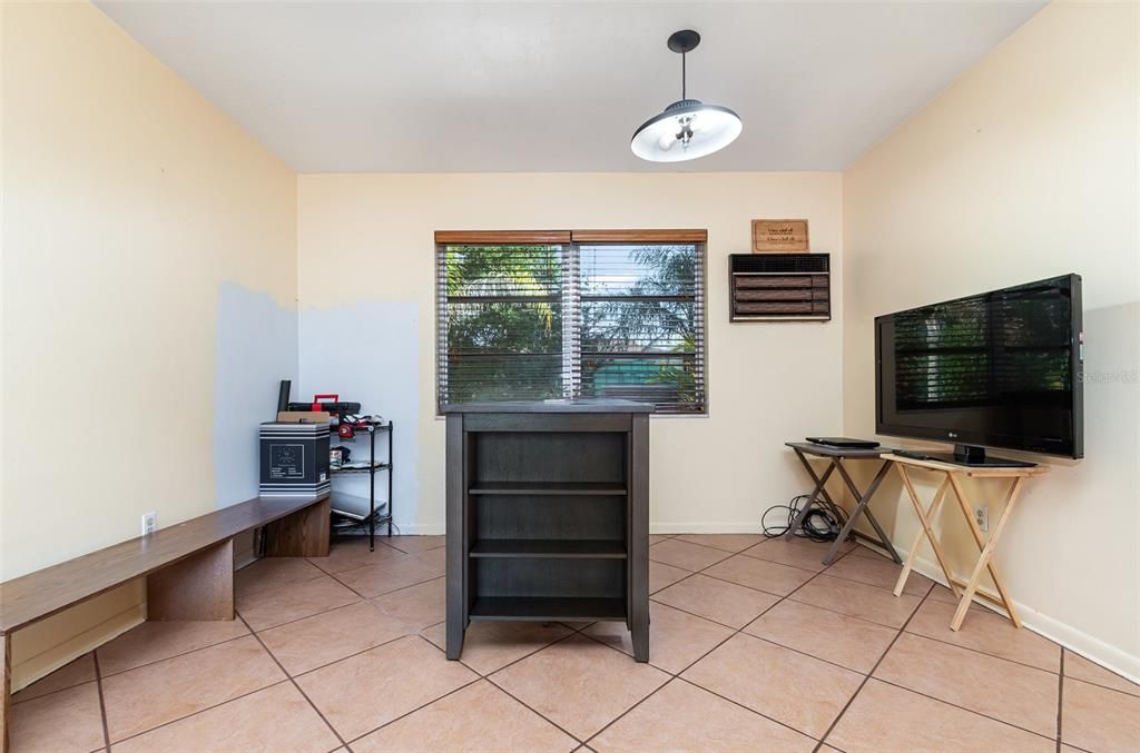 For Sale: $225,000 (2 beds, 1 baths, 880 Square Feet)