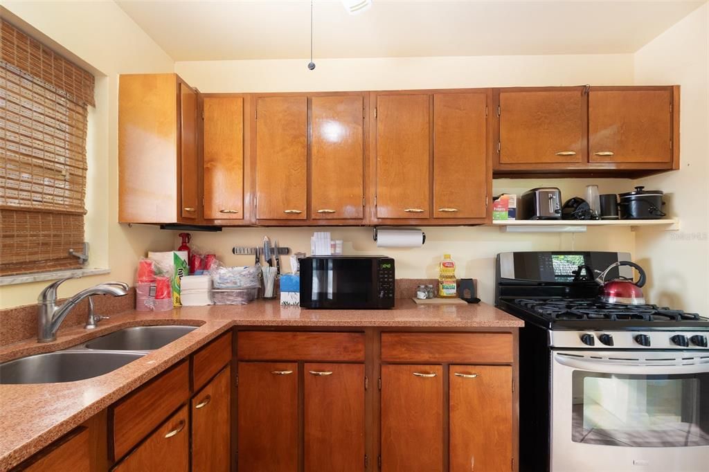 For Sale: $225,000 (2 beds, 1 baths, 880 Square Feet)