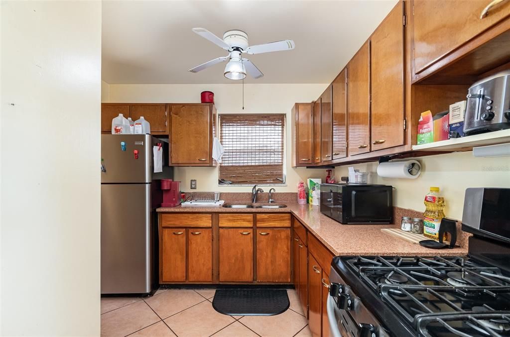 For Sale: $225,000 (2 beds, 1 baths, 880 Square Feet)