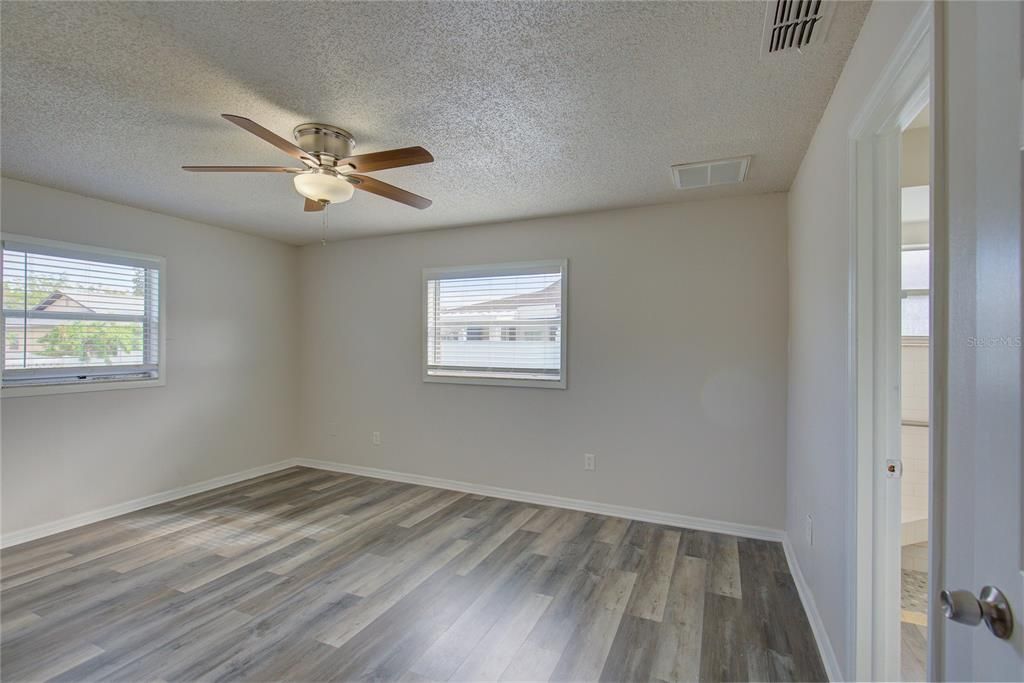 For Sale: $239,900 (3 beds, 2 baths, 1280 Square Feet)