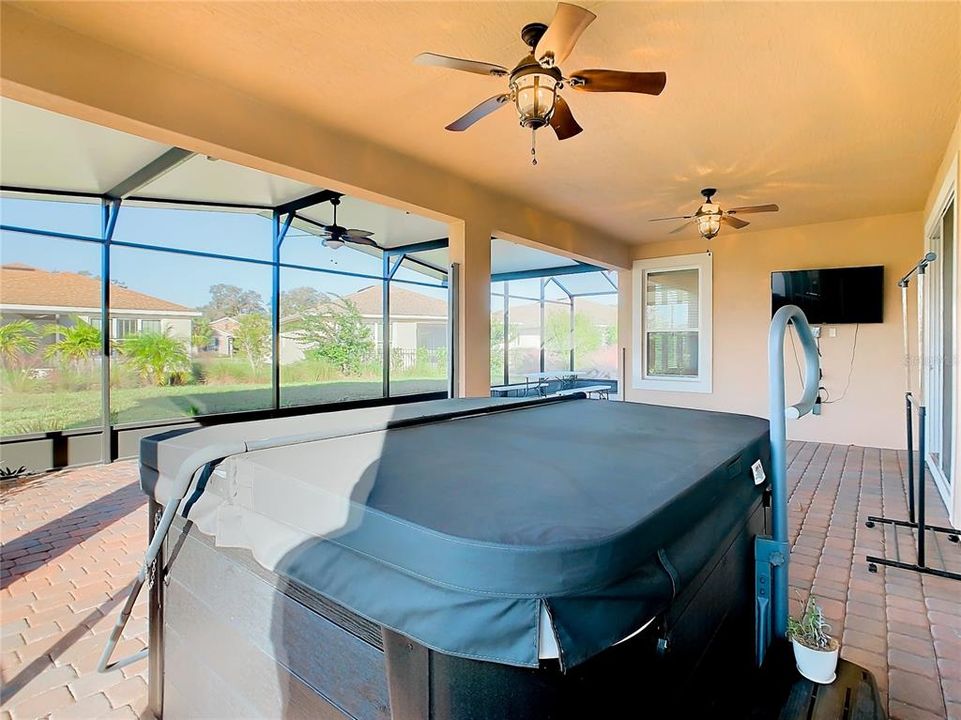 HOT TUB INCLUDED!!