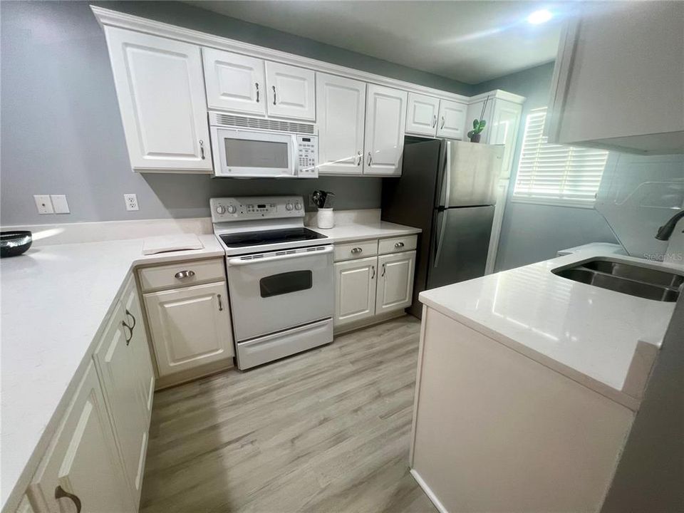 For Sale: $281,500 (2 beds, 2 baths, 1077 Square Feet)