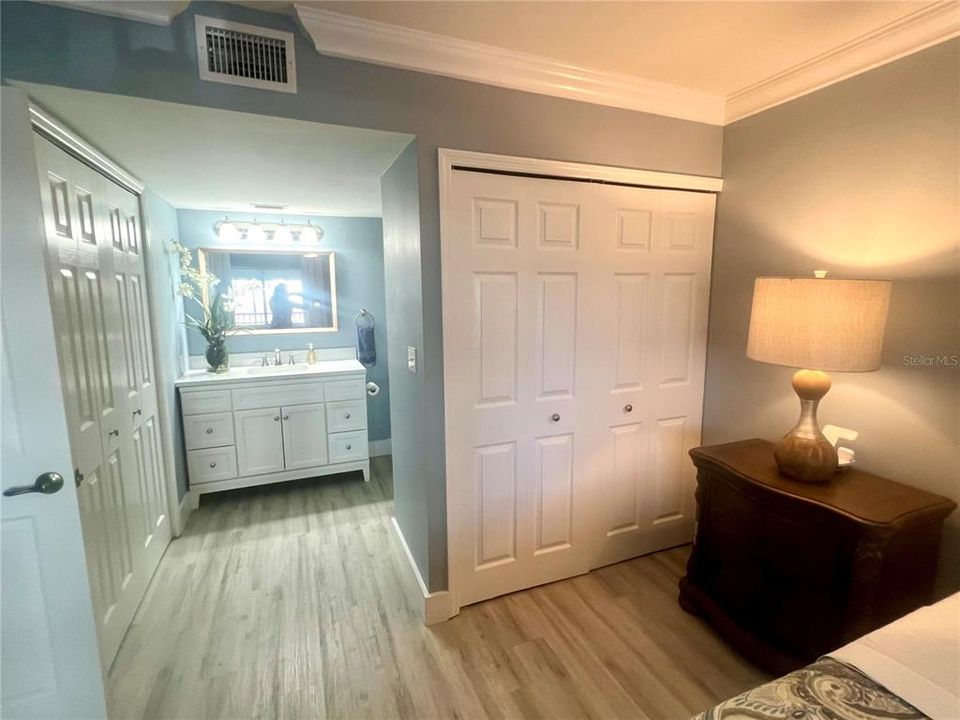 For Sale: $281,500 (2 beds, 2 baths, 1077 Square Feet)