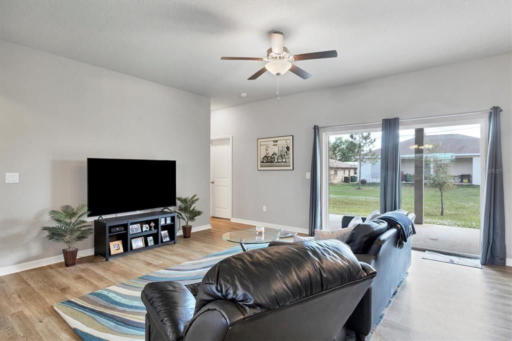 For Sale: $350,000 (3 beds, 2 baths, 1563 Square Feet)