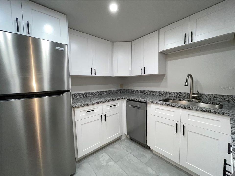 For Sale: $164,900 (2 beds, 2 baths, 917 Square Feet)