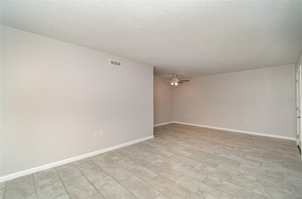 For Sale: $164,900 (2 beds, 2 baths, 917 Square Feet)