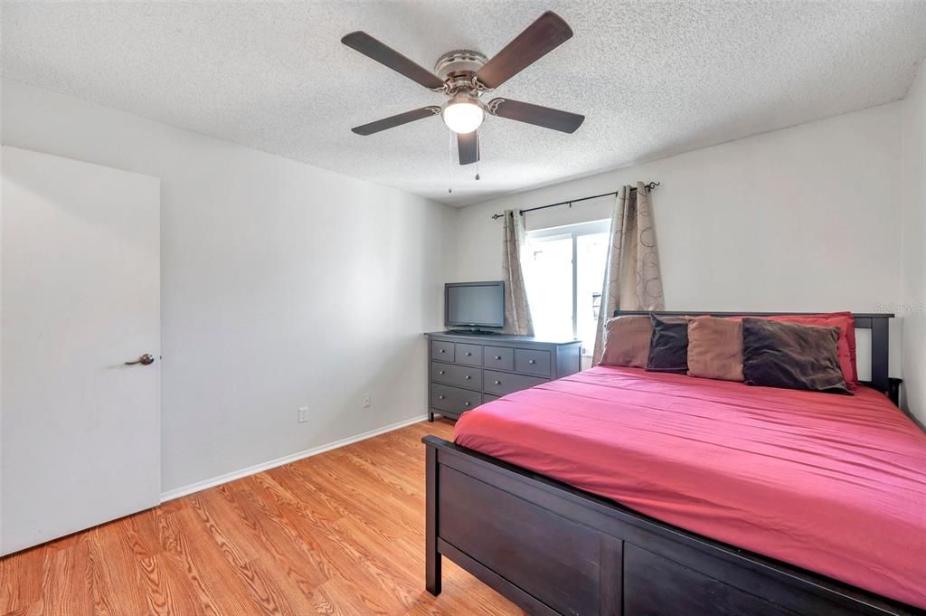 For Sale: $215,000 (2 beds, 1 baths, 872 Square Feet)