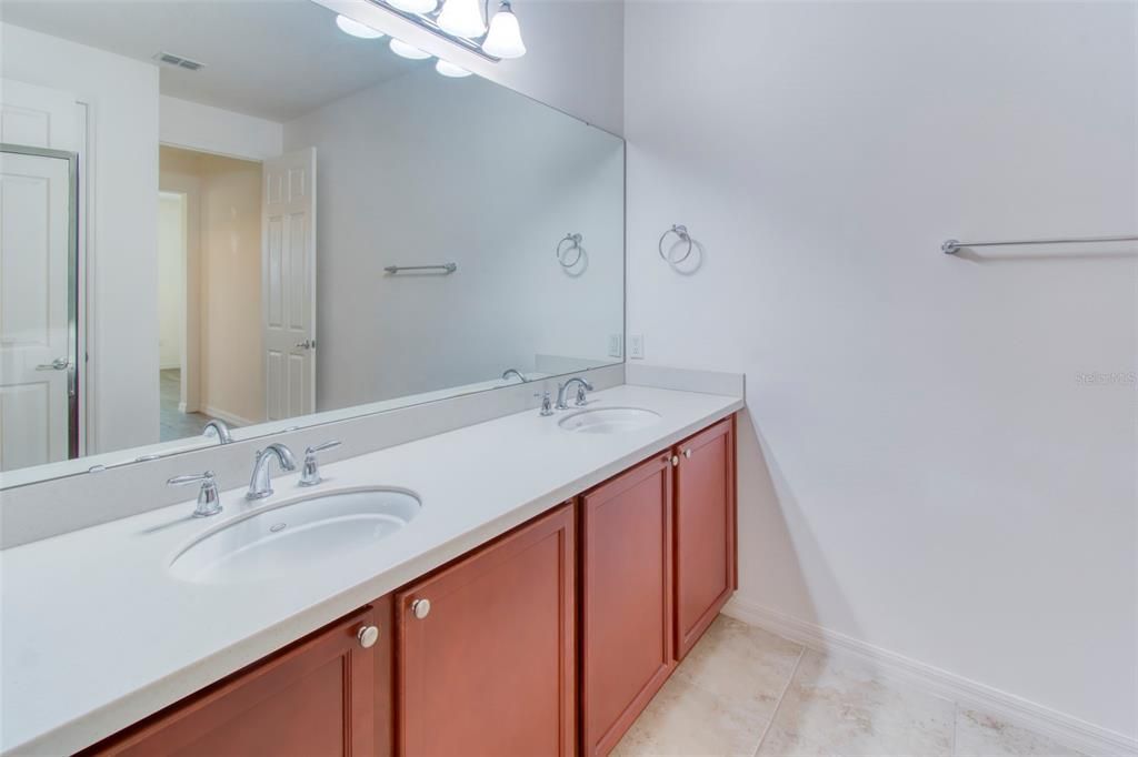 Dual sinks, LARGE mirror, gleaming accessories