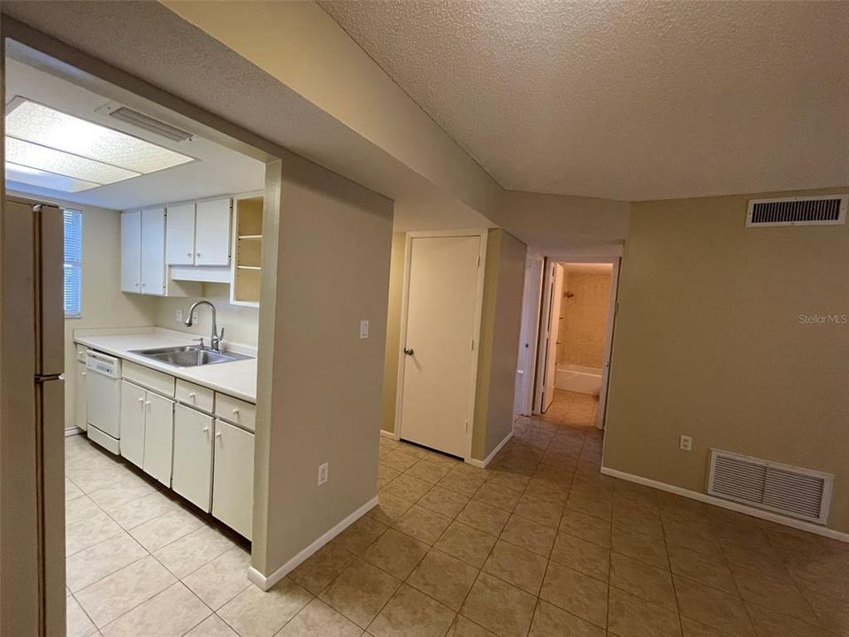 For Sale: $195,000 (2 beds, 1 baths, 782 Square Feet)