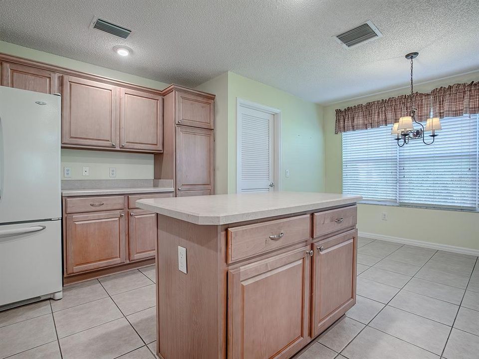 KITCHEN ISLAND AND CASUAL DINING NOOK IN THE KITCHEN