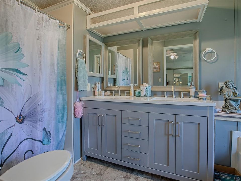 DUAL SINKS IN THE MASTER BATH