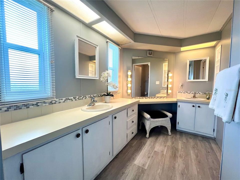 Master en-suite with dual sinks