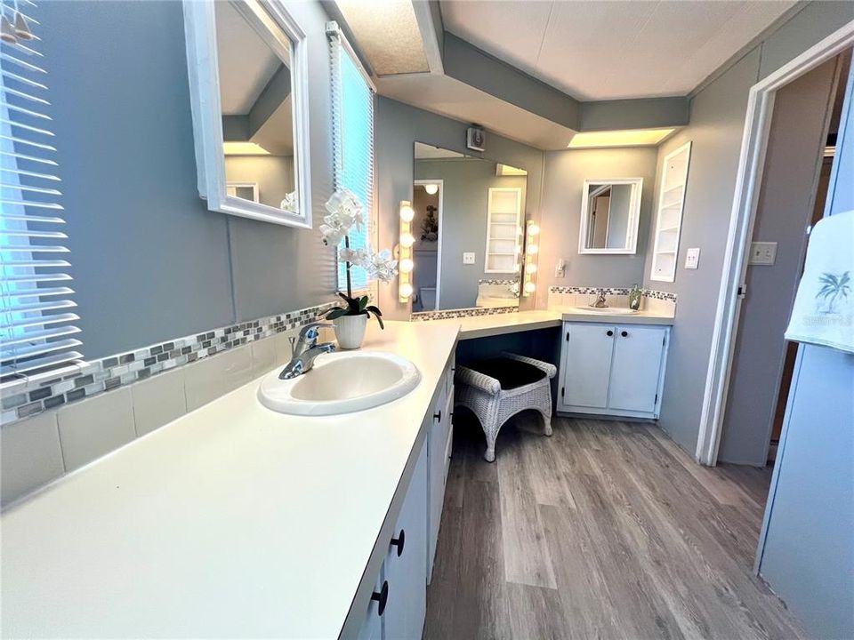 Master en-suite with dual sinks