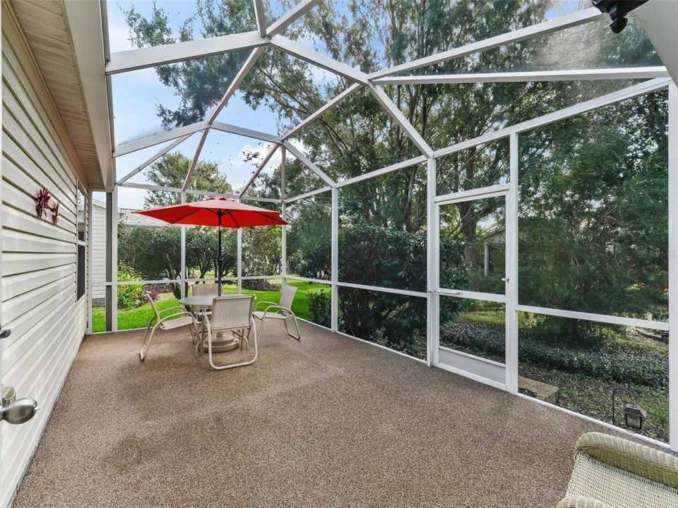 Large Rear Birdcage with River Rock Flooring.