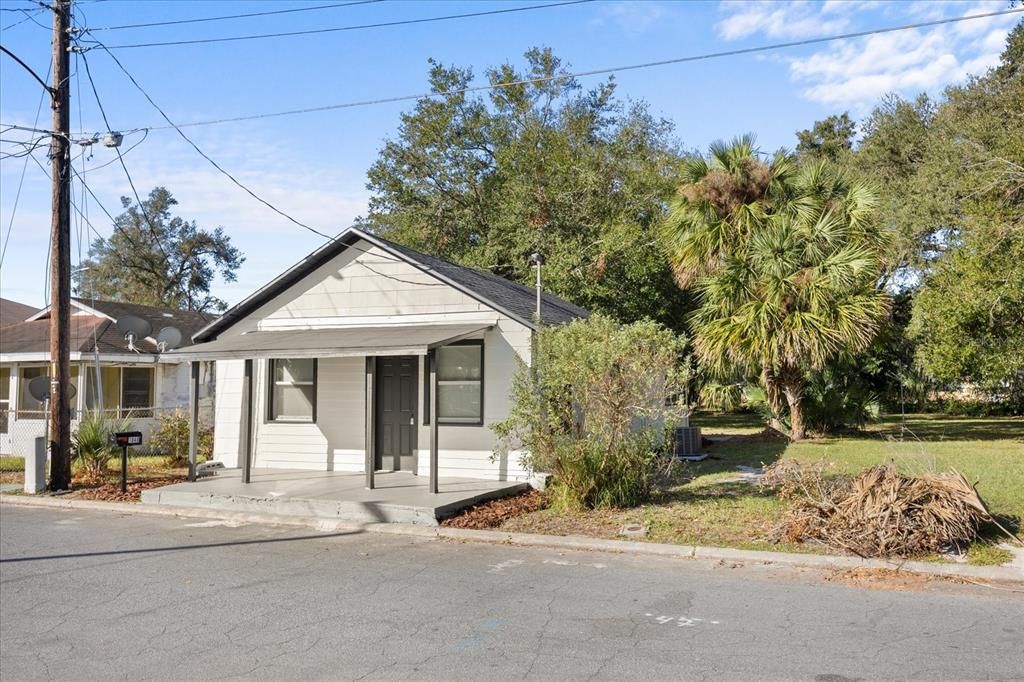 This fully updated, remodeled home is centrally located in Lakeland