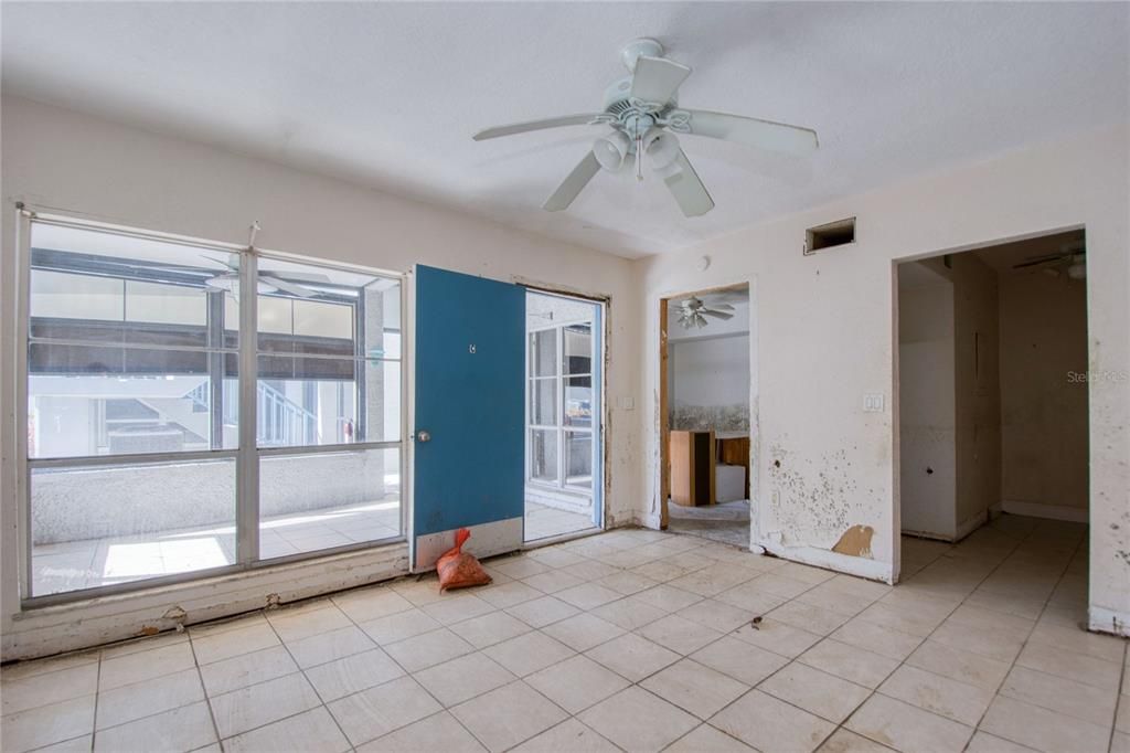 For Sale: $330,000 (1 beds, 1 baths, 430 Square Feet)