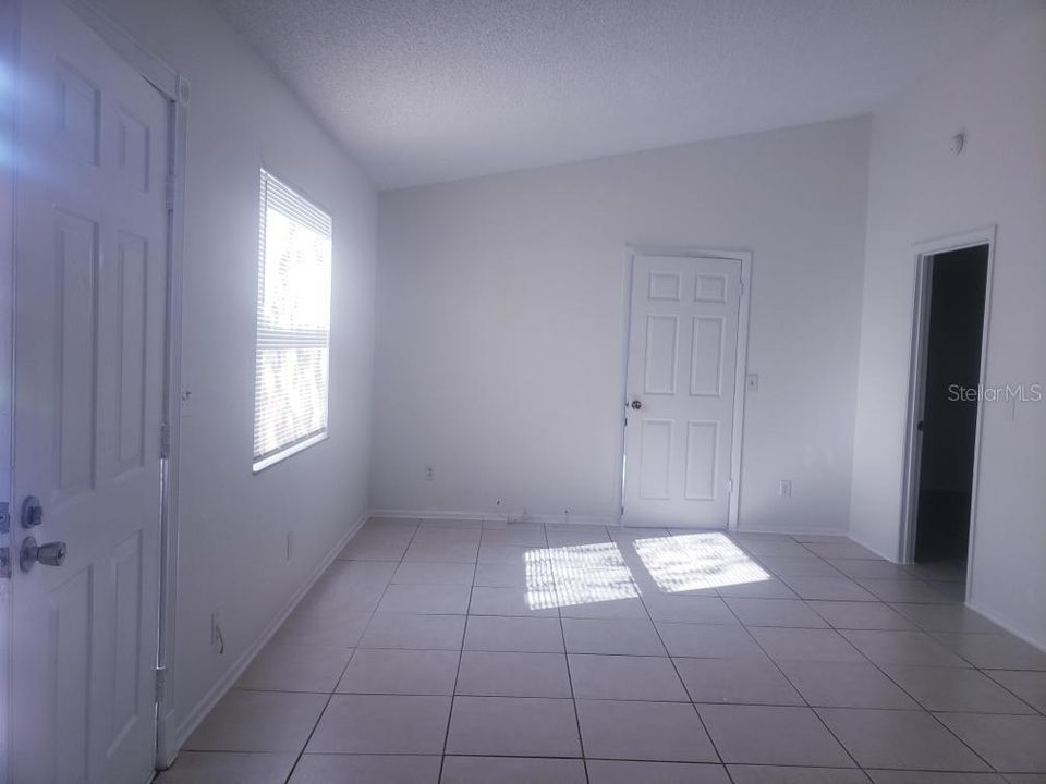 For Rent: $1,900 (3 beds, 2 baths, 1200 Square Feet)