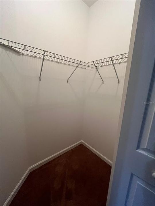 WALKING CLOSET