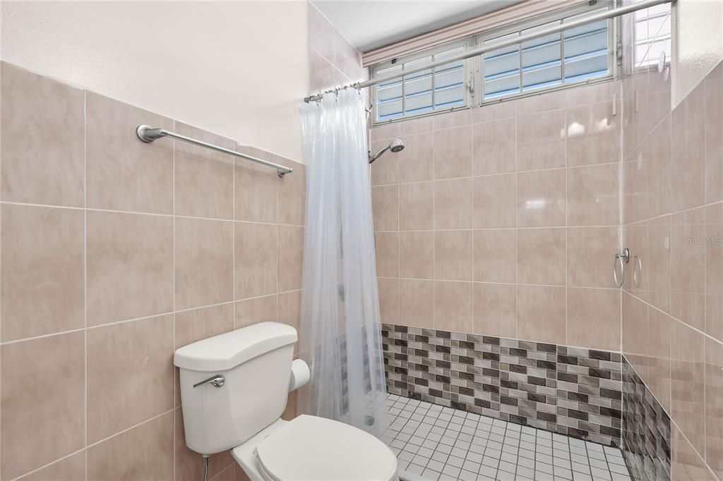 Под контрактом: $450,000 (4 спален, 2 ванн, 2284 Квадратных фут)