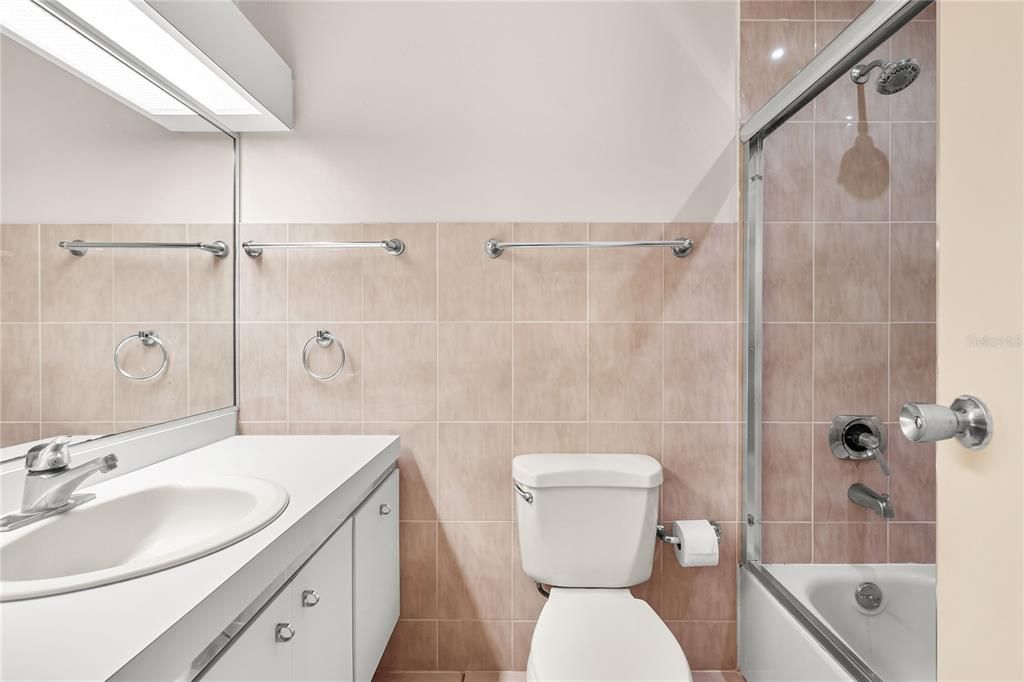 Под контрактом: $450,000 (4 спален, 2 ванн, 2284 Квадратных фут)