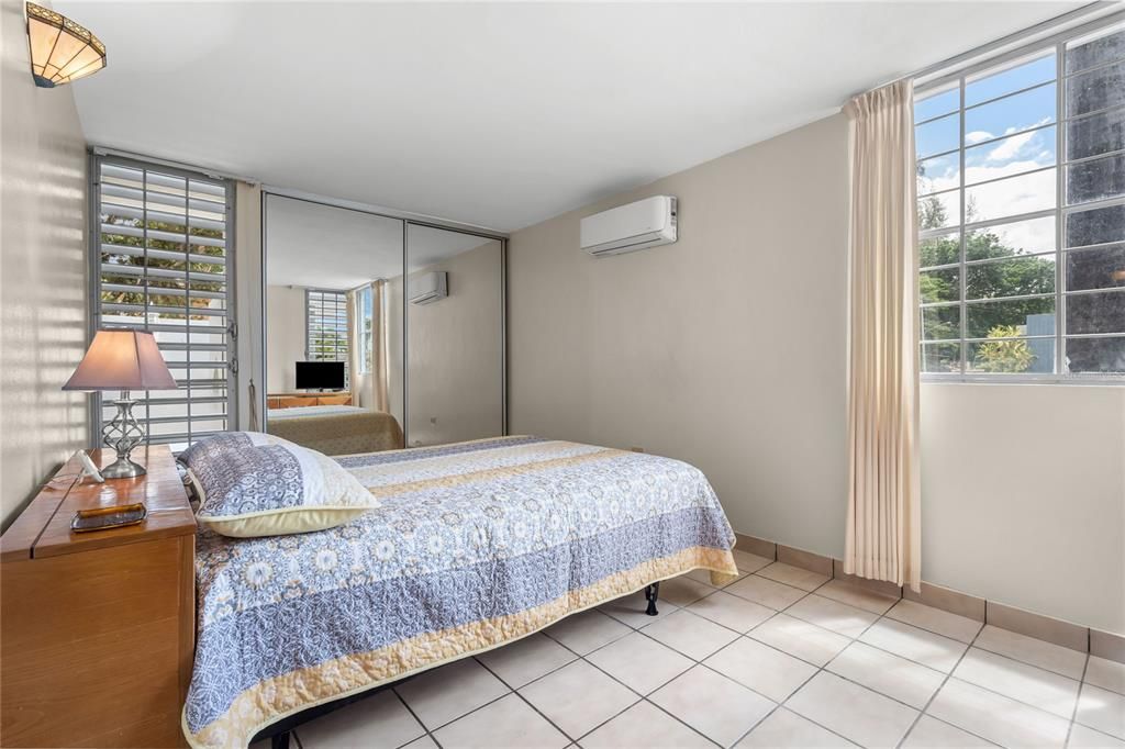 Под контрактом: $450,000 (4 спален, 2 ванн, 2284 Квадратных фут)