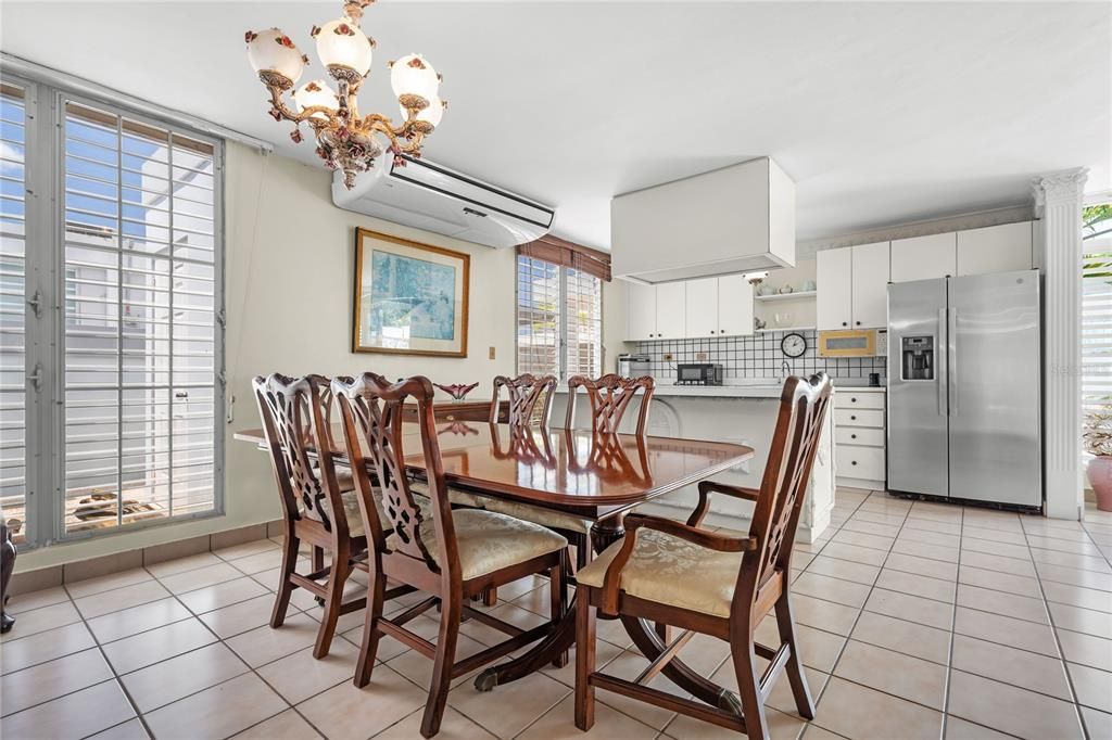 Под контрактом: $450,000 (4 спален, 2 ванн, 2284 Квадратных фут)