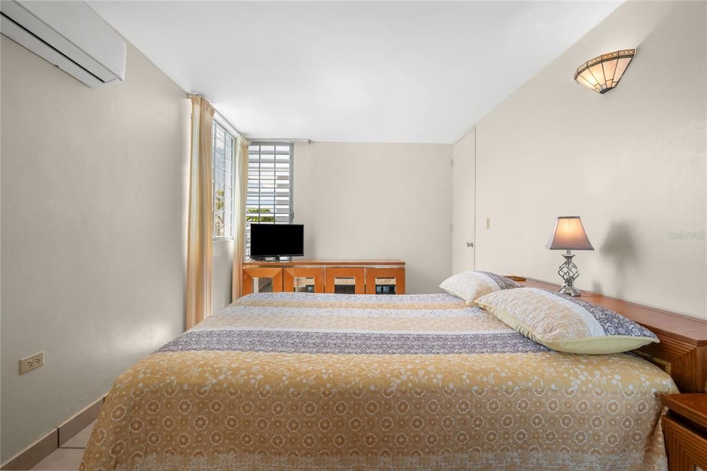 Под контрактом: $450,000 (4 спален, 2 ванн, 2284 Квадратных фут)