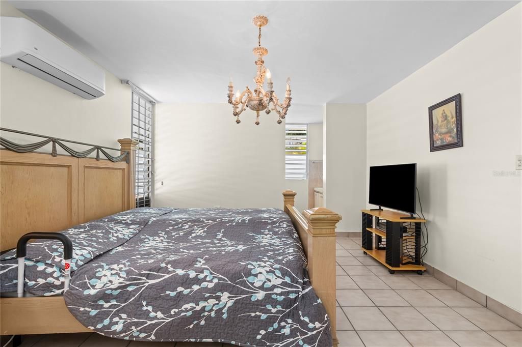 Под контрактом: $450,000 (4 спален, 2 ванн, 2284 Квадратных фут)