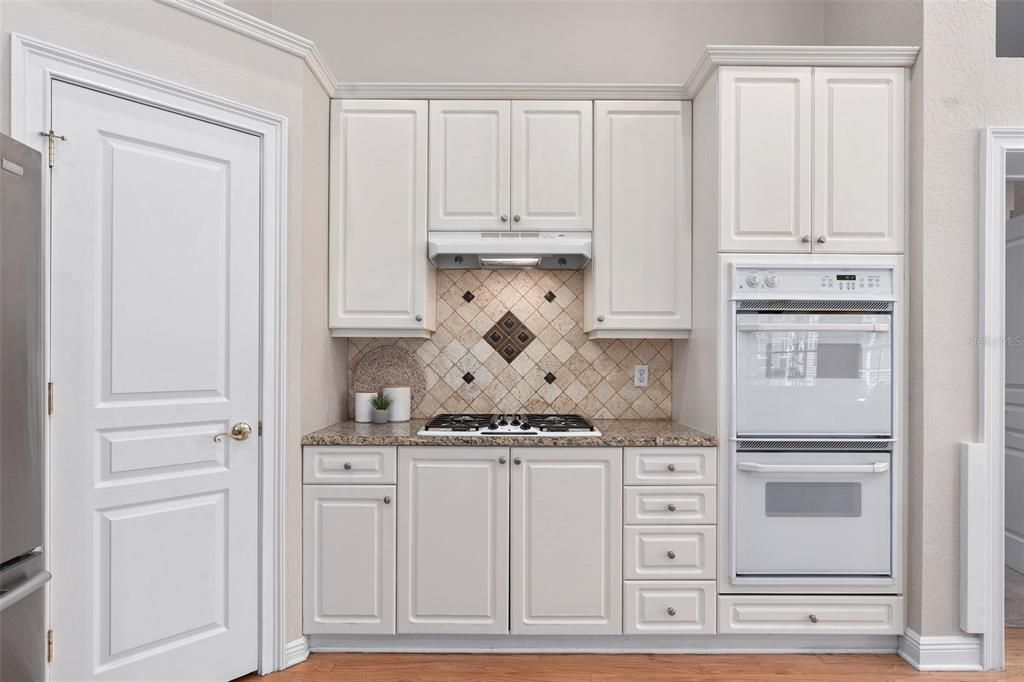 Walk in pantry, natural gas cooking and double ovens