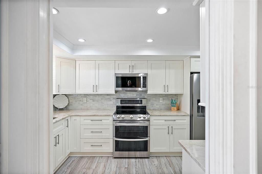 Completely Remodeled Kitchen w/ Quartzite Countertops