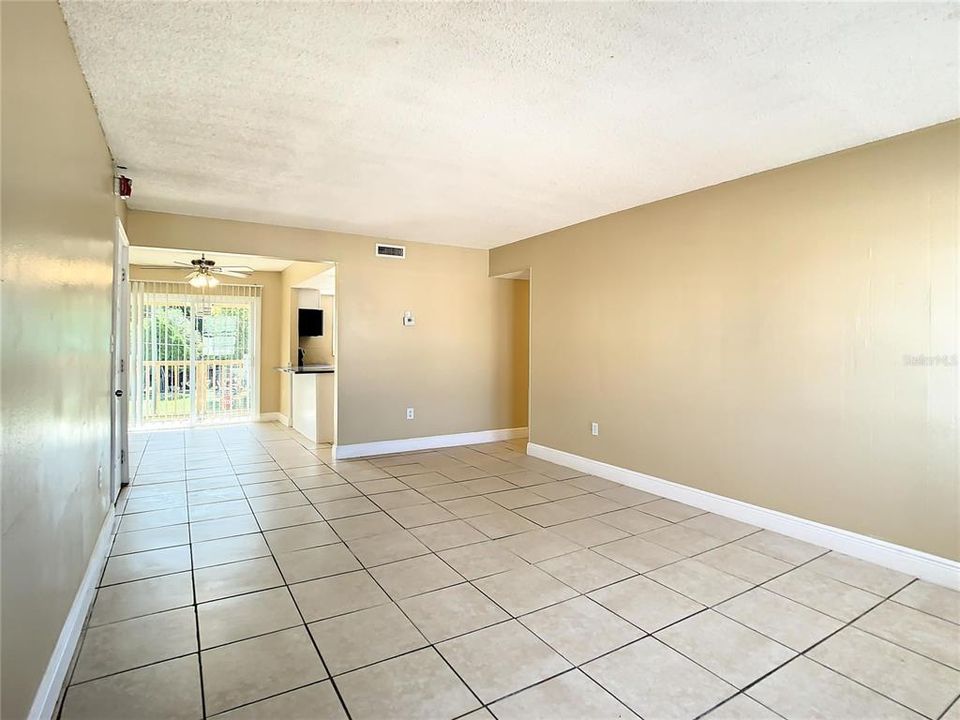 For Rent: $1,550 (2 beds, 1 baths, 992 Square Feet)