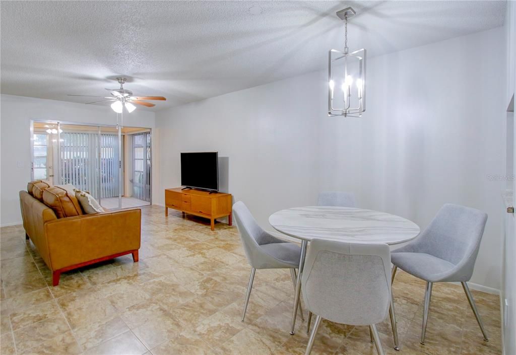 For Sale: $199,777 (2 beds, 1 baths, 875 Square Feet)