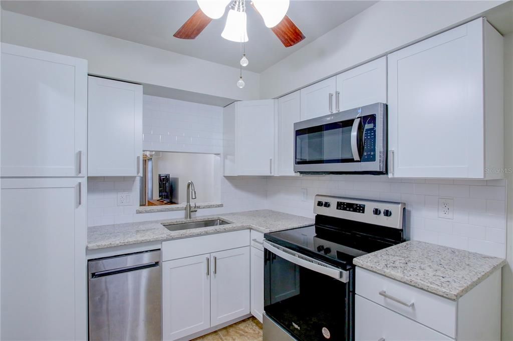 For Sale: $199,777 (2 beds, 1 baths, 875 Square Feet)