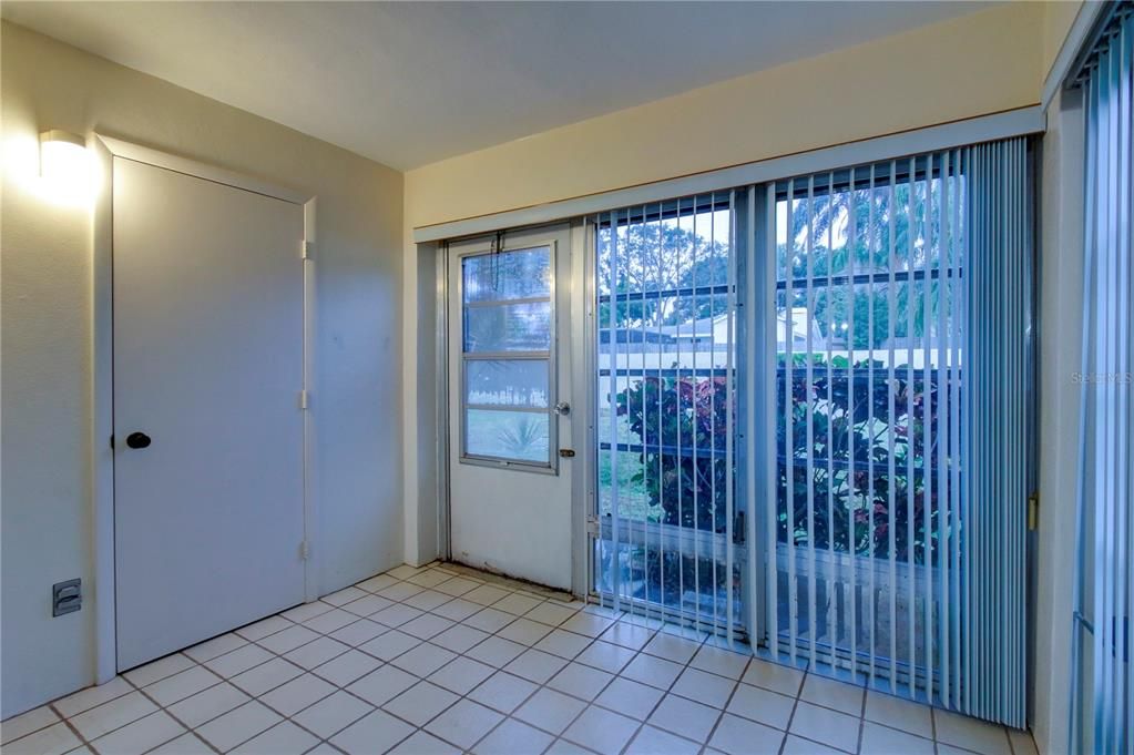 For Sale: $199,777 (2 beds, 1 baths, 875 Square Feet)