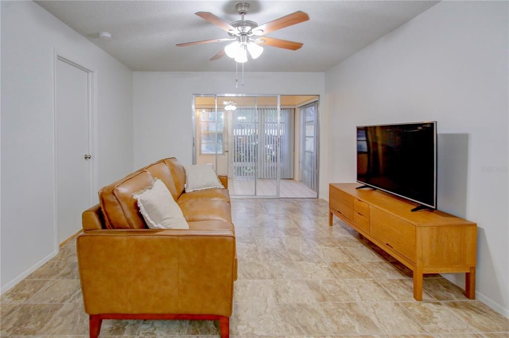 For Sale: $199,777 (2 beds, 1 baths, 875 Square Feet)