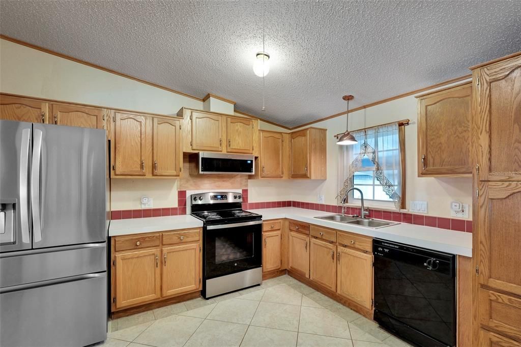 For Sale: $349,900 (3 beds, 2 baths, 1566 Square Feet)