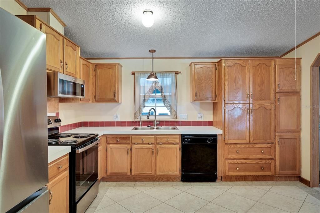 For Sale: $349,900 (3 beds, 2 baths, 1566 Square Feet)