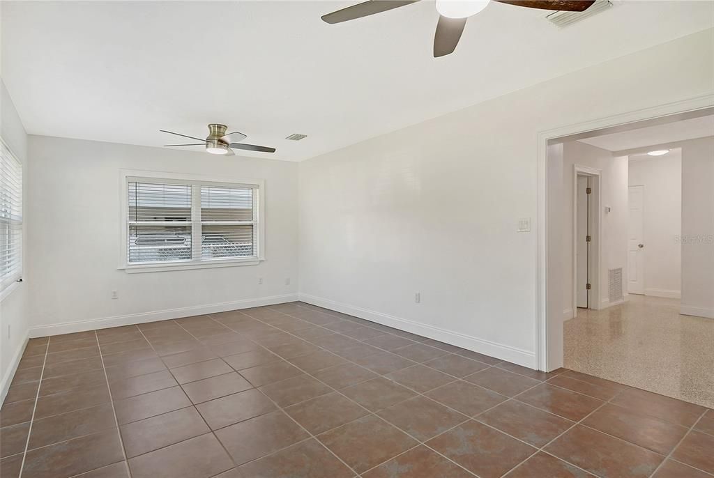 For Sale: $319,900 (2 beds, 1 baths, 1222 Square Feet)