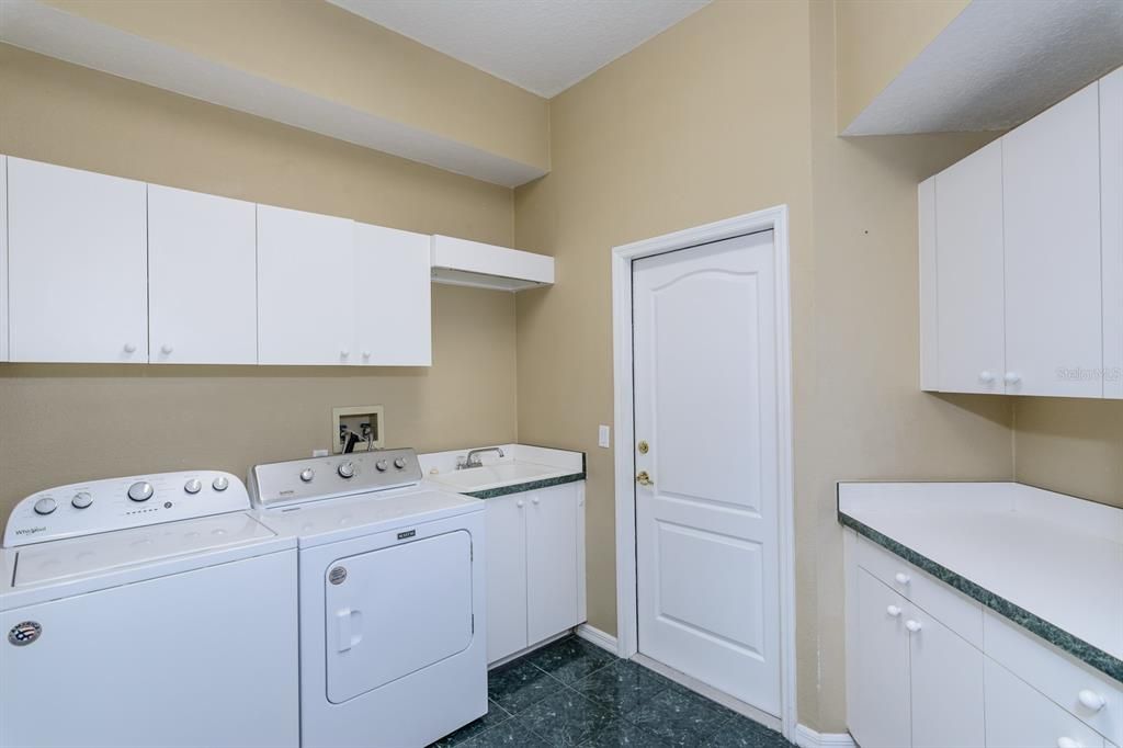 LARGE LAUNDRY ROOM