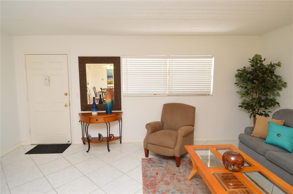 Active With Contract: $1,800 (1 beds, 1 baths, 747 Square Feet)