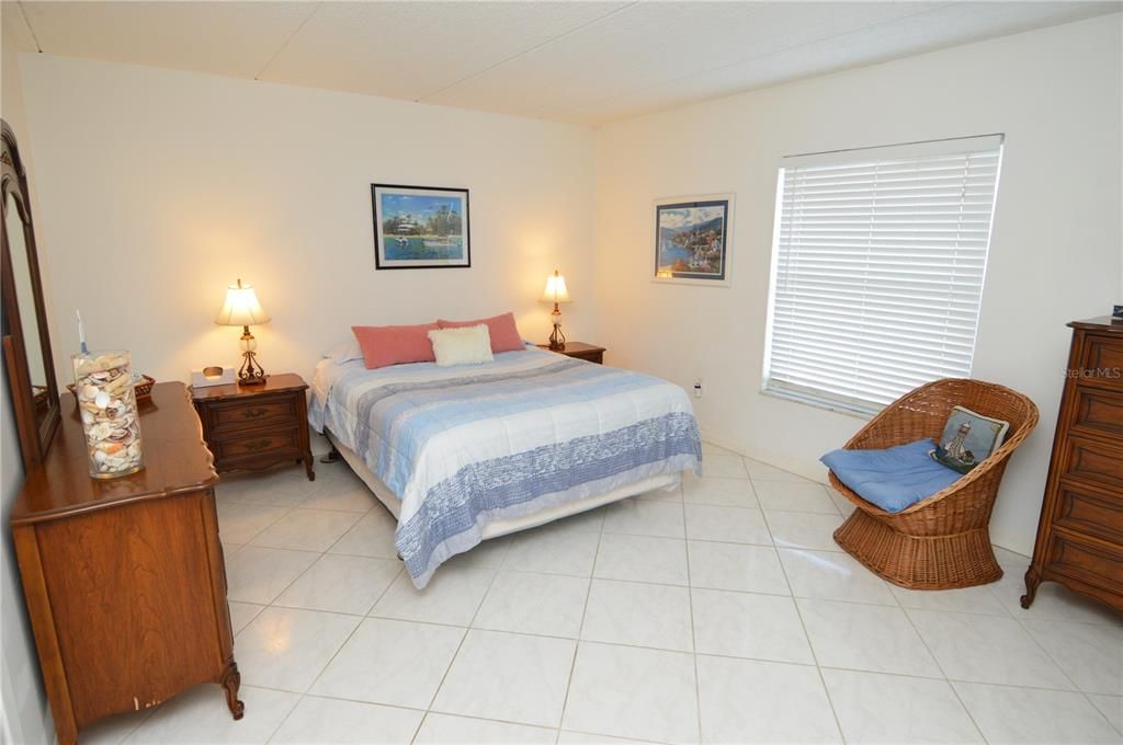 Active With Contract: $1,800 (1 beds, 1 baths, 747 Square Feet)