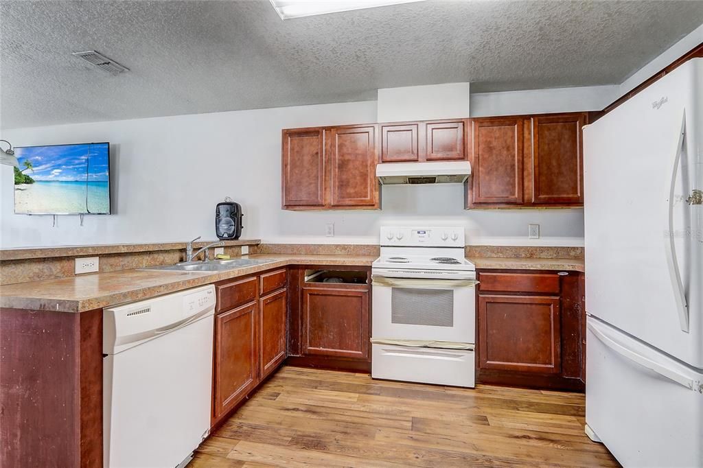 For Sale: $250,000 (2 beds, 1 baths, 931 Square Feet)