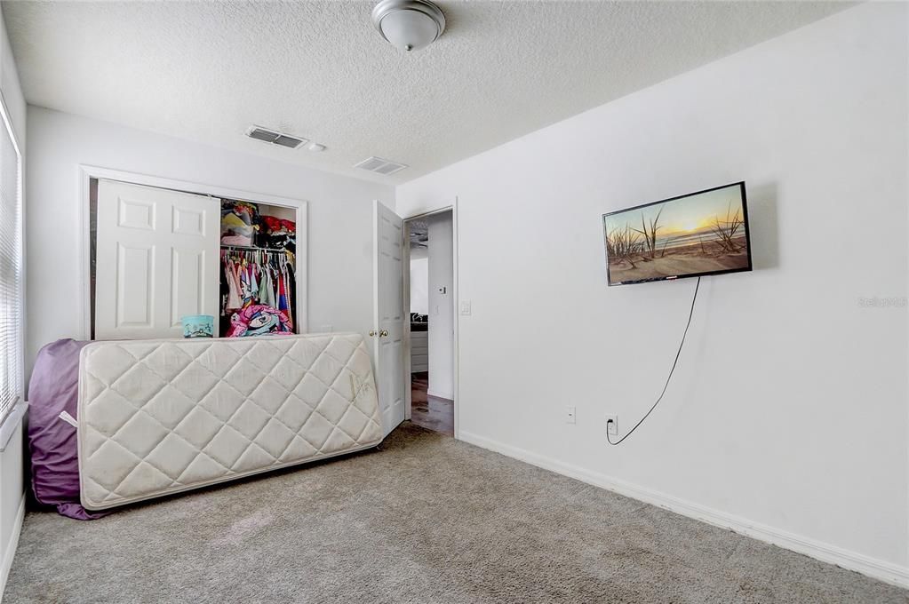 For Sale: $250,000 (2 beds, 1 baths, 931 Square Feet)